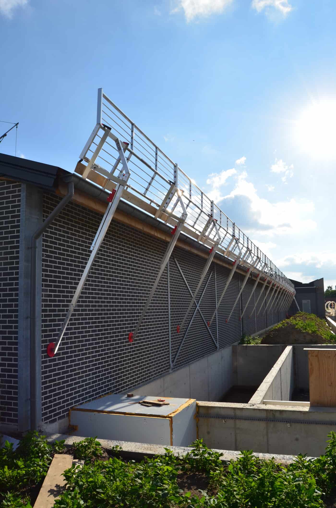 Een Roof Safety System op een hellend dak. Dakveiligheid Nederland